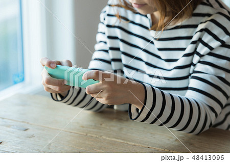 スマホを持つ女性 手元 スマホを持つ女性 手元 48413096