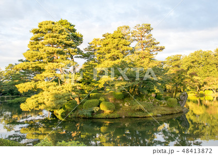 金沢市　兼六園　霞ヶ池　蓬莱島 48413872