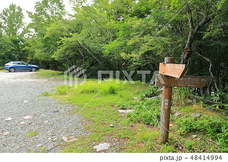 夏の赤城山 赤城神社付近の黒檜山の登山口駐車場 48414994