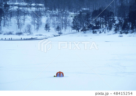風景写真　冬の行事　岩手　ワカサギ釣り　岩洞湖　極寒　冬のレジャー　屋外のレジャー 48415254