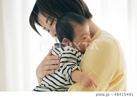 授乳後に赤ちゃんにげっぷさせる母親 新生児 授乳後に赤ちゃんにげっぷさせる母親 新生児 48415491