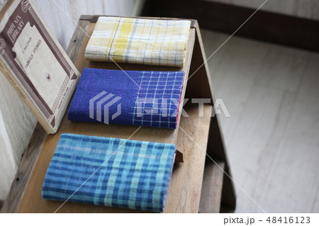 ブックカバー付きの単行本 48416123