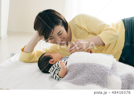 赤ちゃんに添い寝して寝かしつける若い母親 日本人女性 48416376