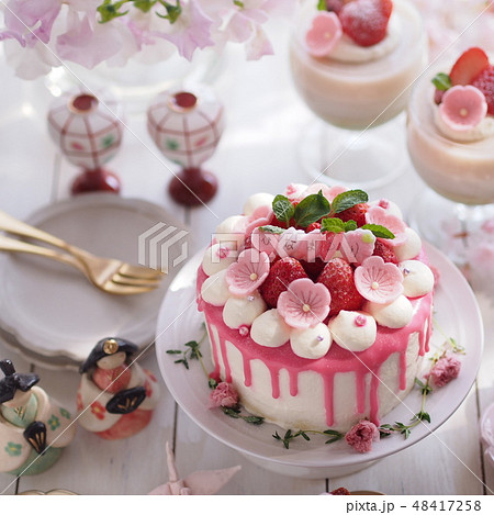 かわいいイチゴケーキでひな祭りパーティーの写真素材