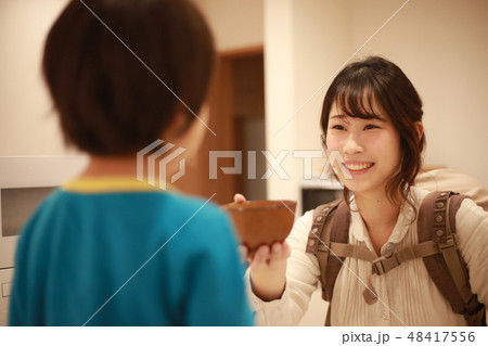 食事の準備をする親子 48417556