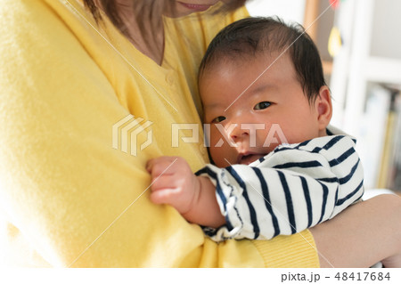 母親の胸に抱かれる赤ちゃん 乳児 新生児 48417684