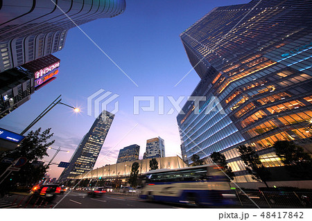日本の東京都市景観　東京駅（八重洲側）などを望む（夜景） 48417842
