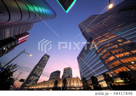 日本の東京都市景観 東京駅(八重洲側)などを望む(夜景) 日本の東京都市景観 東京駅(八重洲側)などを望む(夜景) 48417846