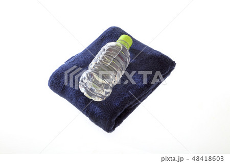 水とタオル 48418603