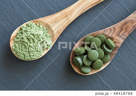 Chlorella and young barley powder on two spoons 48418788