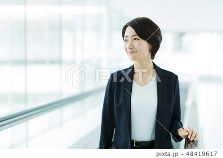 ビジネス　オフィス　ビジネスウーマン　女性　オートスロープ 48419617
