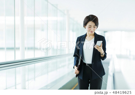 ビジネス オフィス ビジネスウーマン 女性 オートスロープ ビジネス オフィス ビジネスウーマン 女性 オートスロープ 48419625