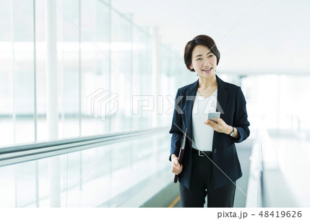 ビジネス オフィス ビジネスウーマン 女性 オートスロープ ビジネス オフィス ビジネスウーマン 女性 オートスロープ 48419626