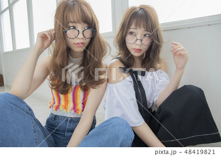 女性 ポートレート 2人 髪型 メガネ 女性 ポートレート 2人 髪型 メガネ 48419821