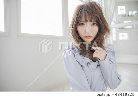 巻き髪　ミディアムスタイル　日本人　女性 48419829