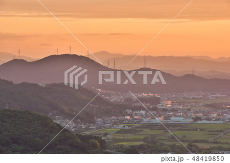 湖畔の平野に朝日射す 48419850