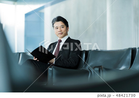 ビジネス　オフィス　ビジネスマン　ミドル　キャリア 48421730