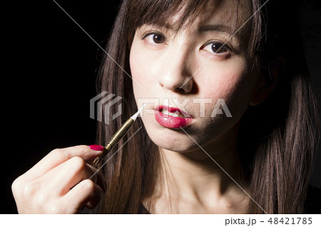 ダーツをする女性 48421785