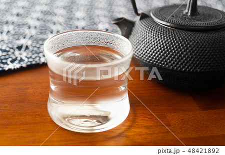 白湯　飲み物　お湯　湯冷まし　鉄瓶 48421892