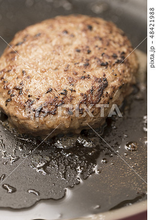 【ハンバーグ　焼く】 48421988