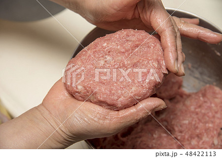 【ハンバーグ 形作り】 【ハンバーグ 形作り】 48422113