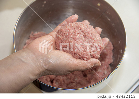 【ハンバーグ　形作り】 48422115