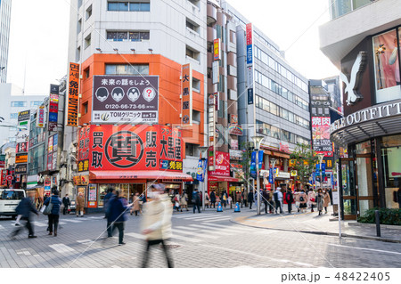 池袋駅東口の繁華街 48422405