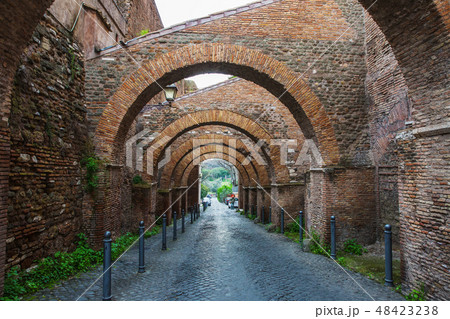 Ancient street with arches in the center of Rome 48423238