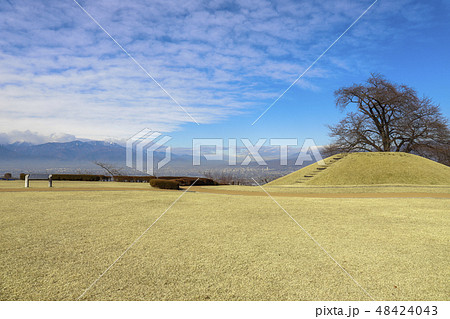 【山梨県笛吹市】八代ふるさと公園　古墳広場と南アルプス・甲府盆地 48424043