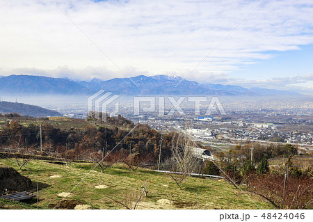 【山梨県笛吹市】甲府盆地と南アルプス　八代ふるさと公園展望台からの風景 48424046