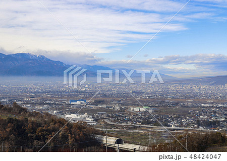 【山梨県笛吹市】甲府盆地と南アルプス　八代ふるさと公園展望台からの風景 48424047