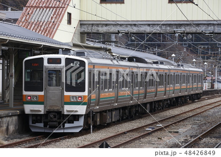 横川駅に停車中の211系電車 48426849