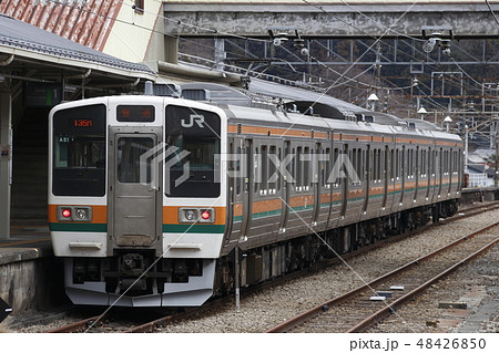 横川駅に停車中の211系電車 横川駅に停車中の211系電車 48426850