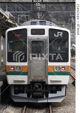 横川駅に停車中の211系電車 48426852