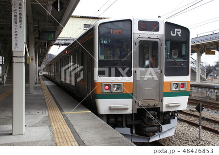 横川駅に停車中の211系電車 48426853