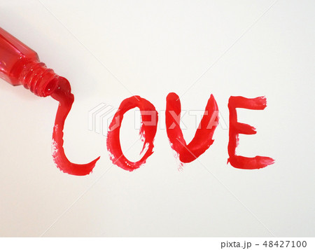 マニキュアで書いた「LOVE」の文字 マニキュアで書いた「LOVE」の文字 48427100