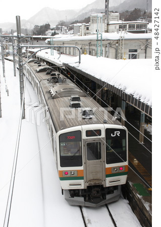 冬の水上駅を発車する上越線211系 48427142