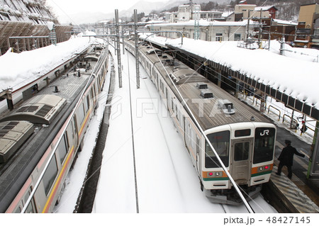 冬の水上駅に停車中の上越線211系 冬の水上駅に停車中の上越線211系 48427145