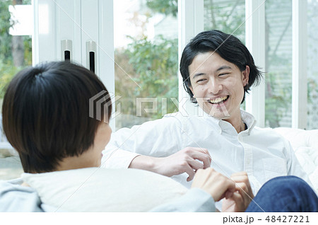 カップル ライフスタイル 談笑 カップル ライフスタイル 談笑 48427221