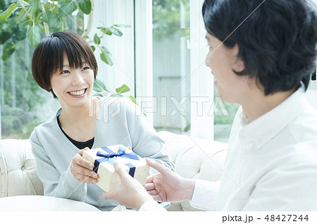 カップル　ライフスタイル　プレゼント 48427244