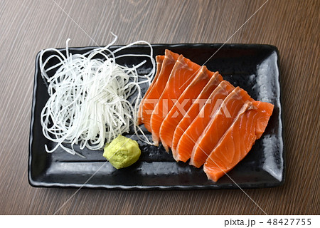 サーモンの刺身 48427755