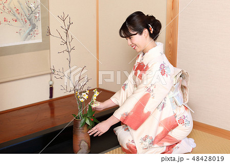 花を活ける女性 花を活ける女性 48428019
