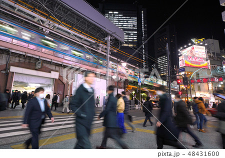 日本の東京都市景観 新橋駅などを望む(夜景) 日本の東京都市景観 新橋駅などを望む(夜景) 48431600