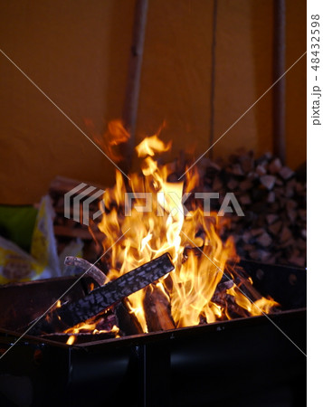 北海道の厳寒の中での焚火 48432598