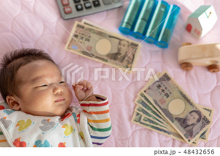 家庭の出費 48432656