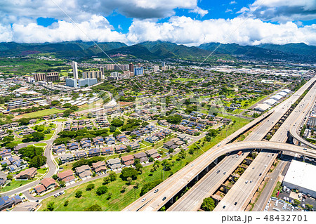 ハワイ ホノルル上空 ハイウェイと住宅街 航空写真 の写真素材