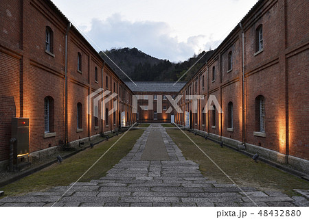 舞鶴赤れんがパーク　赤れんが倉庫群　夕暮れライトアップ（京都府舞鶴市） 48432880