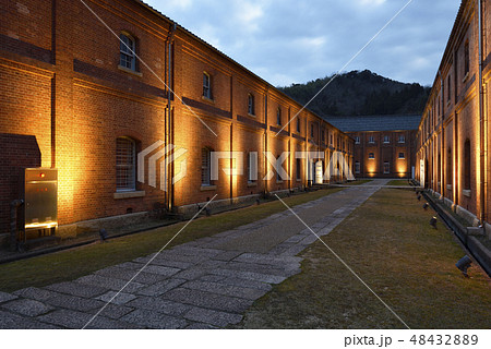 舞鶴赤れんがパーク　赤れんが倉庫群　夕暮れライトアップ（京都府舞鶴市） 48432889