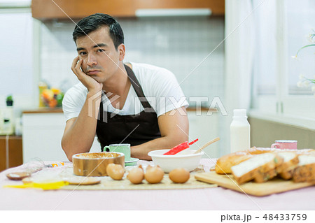 boring husband preparing breakfast  48433759