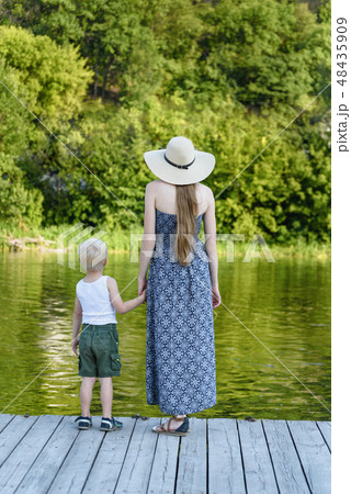 Beautiful mother with her little son are standing 48435909